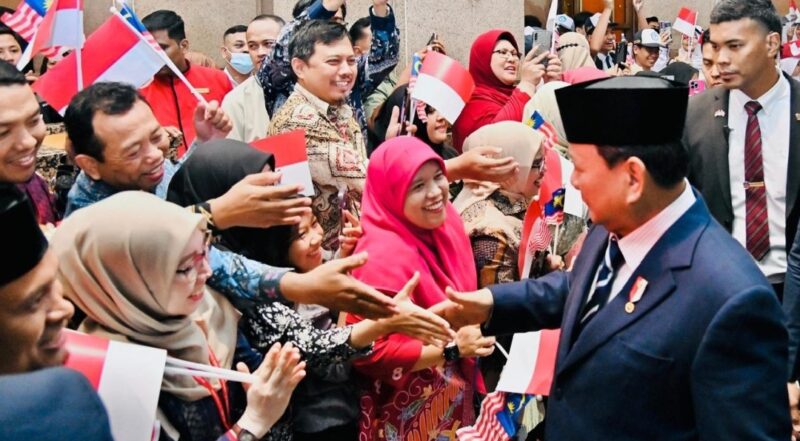 Antusiasme masyarakat dan pelajar Indonesia menyambut kedatangan Presiden Republik Indonesia, Prabowo Subianto, di hotel selama kunjungannya di Kuala Lumpur, Malaysia, Senin (27/1/25). Foto: BPMI Setpres/Laily Rachev