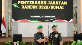 Danrem 031/Wira Bima Brigjen TNI Sugiyono pimpin langsung Tradisi Korps dan Penyerahan Jabatan Dandim 0320/Dumai, Senin (13/1)