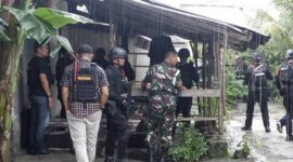 Tim gabungan yang terdiri dari TNI dan Batalyon B Satbrimobda Polda Bangka Belitung mengepung desersi Sertu Hendri yang merupakan pelaku penembakan anggota Polisi Militer (PM) Serma Randi personel Subdenpom Persiapan Belitung pada, Senin (13/1/2025)