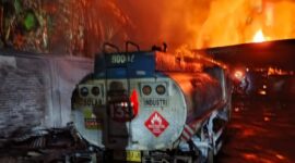 Penampakan gudang solar yang terbakar di Pekanbaru. Foto: Dok Damkar Kota Pekanbaru