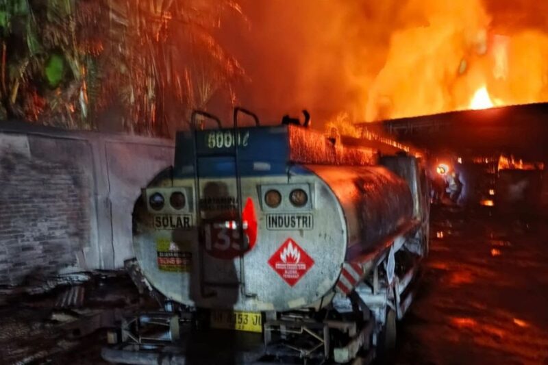 Penampakan gudang solar yang terbakar di Pekanbaru. Foto: Dok Damkar Kota Pekanbaru