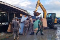 Pembongkaran posko ormas Grib Jaya di lahan BMKG.