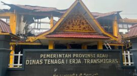 Foto: Gedung Kantor Disnakertrans Riau dilanda kebakaran, Senin (28/7) dini hari