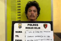 Pria berinisial Z yang ditangkap karena kedapatan membakar lahan di Rohil. Foto:Polres Rohil