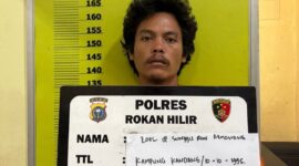 Pria berinisial Z yang ditangkap karena kedapatan membakar lahan di Rohil. Foto:Polres Rohil