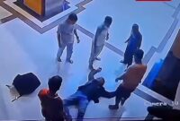 Rekaman CCTV pengeroyokan Arjuna di Masjid Agung Sibolga, Jumat (31/10) dini hari