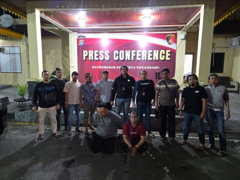 Tim Resmob Jembalang Polresta Pekanbaru ringkus 2 orang kolektor leasing di Pekanbaru, Sabtu (31/1)