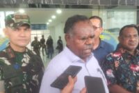 Gubernur Papua Barat Daya Elisa Kambu menyampaikan duka atas meninggalnya dua anggota TNI AL. (Antara)