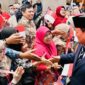 Antusiasme masyarakat dan pelajar Indonesia menyambut kedatangan Presiden Republik Indonesia, Prabowo Subianto, di hotel selama kunjungannya di Kuala Lumpur, Malaysia, Senin (27/1/25). Foto: BPMI Setpres/Laily Rachev