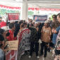 Aksi unjuk rasa yang dilakukan guru dan siswa di halaman kantor DPRD Provinsi Sulawesi Tengah, terkait dengan pungutan kursus Bahasa Inggris SMK Negeri 2 Palu pada Kamis 24 Oktober 2024. (Foto: METROSULAWESI/ Fikri Alihana)