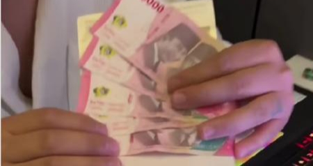 screenshot video WNA China selipkan uang Rp500.000 di paspor demi muluskan pemeriksaan imigrasi (Foto: screenshot)