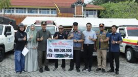 Teks foto: Pemerintah Kota (Pemko) Pekanbaru, menerima bantuan sejumlah kebutuhan pangan pokok dari Agung Toyota, senilai Rp100 juta. Bantuan ini merupakan bagian dari program Corporate Social Responsibility (CSR) Agung Toyota untuk korban banjir di Kota Pekanbaru