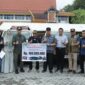 Teks foto: Pemerintah Kota (Pemko) Pekanbaru, menerima bantuan sejumlah kebutuhan pangan pokok dari Agung Toyota, senilai Rp100 juta. Bantuan ini merupakan bagian dari program Corporate Social Responsibility (CSR) Agung Toyota untuk korban banjir di Kota Pekanbaru
