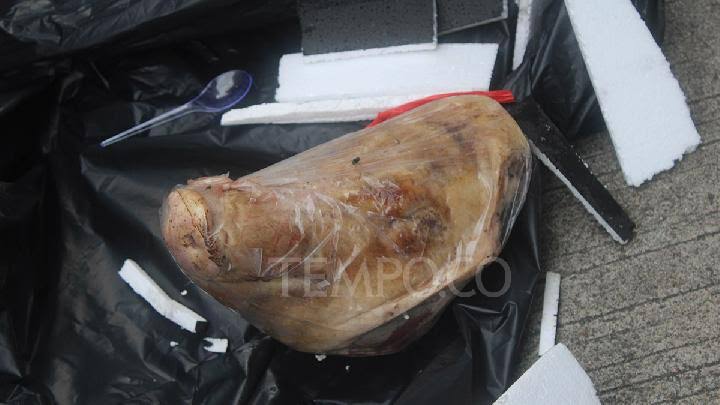 Paket berisi kepala babi yang ditujukan kepada wartawan Tempo, Francisca Christy Rosana di kantor Tempo, Palmerah, Jakarta, 20 Maret 2025. (Tempo/Gunawan Wicaksono)