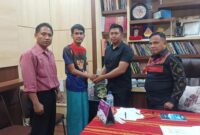 Kapolsek Kediri, Iptu Pulung Anggara Satria Putra (dua dari kanan) dan Brigadir M Nurul Solihin (dua dari kiri) menunjukkan surat perdamaian, Selasa (8/10/2025). (Foto: Dok. Iptu Pulung Anggara Satria Putra)