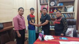 Kapolsek Kediri, Iptu Pulung Anggara Satria Putra (dua dari kanan) dan Brigadir M Nurul Solihin (dua dari kiri) menunjukkan surat perdamaian, Selasa (8/10/2025). (Foto: Dok. Iptu Pulung Anggara Satria Putra)