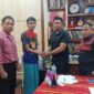 Kapolsek Kediri, Iptu Pulung Anggara Satria Putra (dua dari kanan) dan Brigadir M Nurul Solihin (dua dari kiri) menunjukkan surat perdamaian, Selasa (8/10/2025). (Foto: Dok. Iptu Pulung Anggara Satria Putra)