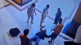 Rekaman CCTV pengeroyokan Arjuna di Masjid Agung Sibolga, Jumat (31/10) dini hari