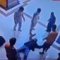 Rekaman CCTV pengeroyokan Arjuna di Masjid Agung Sibolga, Jumat (31/10) dini hari