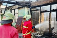 Dua unit rumah dan satu sepeda motor hangus terbakar dalam kebakaran di Jalan Terubuk Pekanbaru, Selasa (18/11)