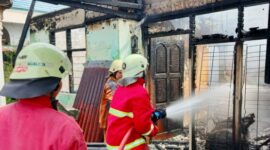 Dua unit rumah dan satu sepeda motor hangus terbakar dalam kebakaran di Jalan Terubuk Pekanbaru, Selasa (18/11)