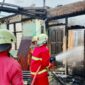 Dua unit rumah dan satu sepeda motor hangus terbakar dalam kebakaran di Jalan Terubuk Pekanbaru, Selasa (18/11)