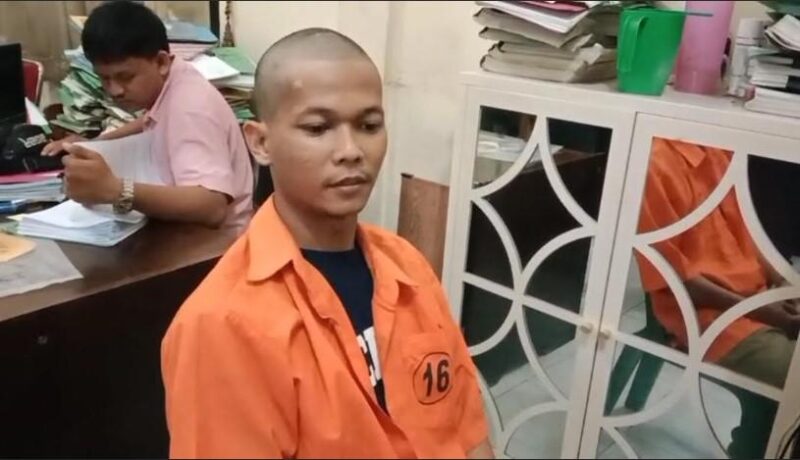 PELAKU PENGANIAYAAN - Haris Fadila korban pengeroyokan yang kini jadi tersangka karena membela diri saat membawa istri di Jalan Imambonjol, Kisaran, Kabupaten Asahan. Mengaku terpaksa dan terdesak saat empat pelaku menganiayanya tanpa ampun, Selasa (11/11/2025). (Alif Alqadri Harahap/tribun-medan.com)