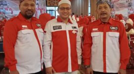 Bupati LIRA Inhu Safari Prasetyo (kanan) dan Sekda LIRA Inhu Sudedi Lumban Gaol (kiri) saat berfoto bersama dengan Presiden DPP LIRA Andi Syafrani (tengah) disaat acara pelantikan pengurus DPW dan DPD LIRA se Riau