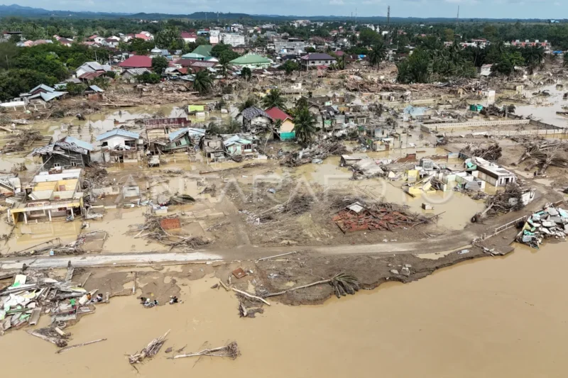 Foto udara kerusakan rumah warga pasca diterjang banjir bandang di Desa Kota Lintang, Kota Kuala Simpang, Kabupaten Aceh Tamiang, Aceh, Rabu (3/12/2025).