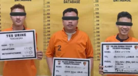 Polisi amankan 3 tersangka yang melakukan perusakan mobil dan penganiayaan di Rumbai, Sabtu (14/2). Foto Istimewa