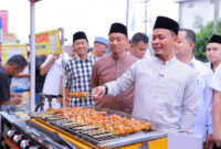 Walikota Pekanbaru H Agung Nugroho dan Wawako Pekanbaru H Markarius Anwar berkunjung ke pasar Ramadhan di jalan WR Supratman