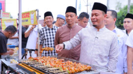 Walikota Pekanbaru H Agung Nugroho dan Wawako Pekanbaru H Markarius Anwar berkunjung ke pasar Ramadhan di jalan WR Supratman