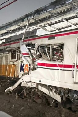 Breaking News! KAJJ Bertabrakan dengan KRL Commuter Line di Stasiun Bekasi Timur