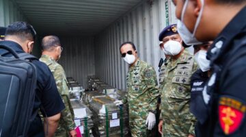 Kasum TNI Tinjau Pemeriksaan Kontainer Mineral Hasil Penindakan TNI AL di Batam