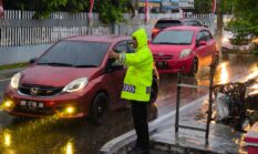 Hujan Bukan Penghalang, Polantas Polda Riau Tetap Maksimal Layani Masyarakat