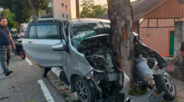 Diduga Hilang Kendali, Toyota Calya Tabrak Pohon di Tikungan Tong Susu Jalan Sudirman Pekanbaru