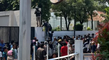 Bentrokan Massa di Matraman Pecah, 1 Orang Tewas, 4 Motor Hangus Terbakar