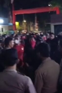 Usai Bentrokan Maut, Polsek Menteng Didatangi Sekelompok Massa dari Keluarga dan Rekan Korban