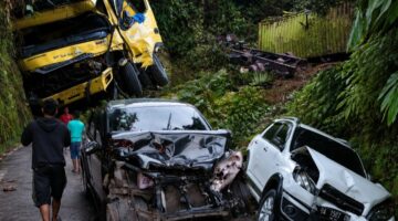 Diduga Rem Blong, Truk Cold Diesel Picu Kecelakaan Beruntun 5 Kendaraan di Bonjol Pasaman, 2 Orang Terluka