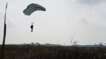 Percepat Penanganan Karhutla di Way Kambas, TNI Terjunkan Tim Alfa dari Udara