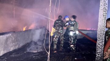 Prajurit Yonif TP 904/Gara Mata Sigap Bantu Padamkan Kebakaran 8 Rumah di Mardinding Karo