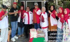 Semangat Gotong Royong, LIRA Pekanbaru Berbagi Sembako untuk Warga di Jalan Muhajirin