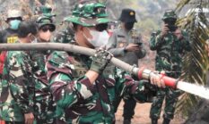 Tak Gentar Diterpa Panas, Tim Penyuluh 11 Karhutla Bersama Dandim 0302/Inhu-Kuansing Turun Langsung Padamkan Api