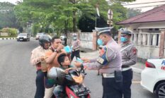 Asap Masih Menyelimuti Pekanbaru, Ditlantas Polda Riau Bagikan 250 Masker untuk Warga