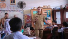 Walikota Pekanbaru, H Agung Nugroho saat melakukan kunjungan ke salah satu SD Negeri yang ada di Pekanbaru