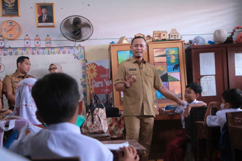 Walikota Pekanbaru, H Agung Nugroho saat melakukan kunjungan ke salah satu SD Negeri yang ada di Pekanbaru