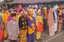 Siswa dan Guru SD Negeri 86 Pekanbaru kenakan pakaian adat daerah dalam meriahkan peringatan hari Sumpah Pemuda ke 98 