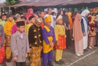 Siswa dan Guru SD Negeri 86 Pekanbaru kenakan pakaian adat daerah dalam meriahkan peringatan hari Sumpah Pemuda ke 98