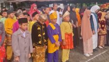 Siswa dan Guru SD Negeri 86 Pekanbaru kenakan pakaian adat daerah dalam meriahkan peringatan hari Sumpah Pemuda ke 98