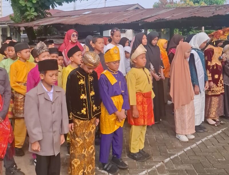 Siswa dan Guru SD Negeri 86 Pekanbaru kenakan pakaian adat daerah dalam meriahkan peringatan hari Sumpah Pemuda ke 98 
